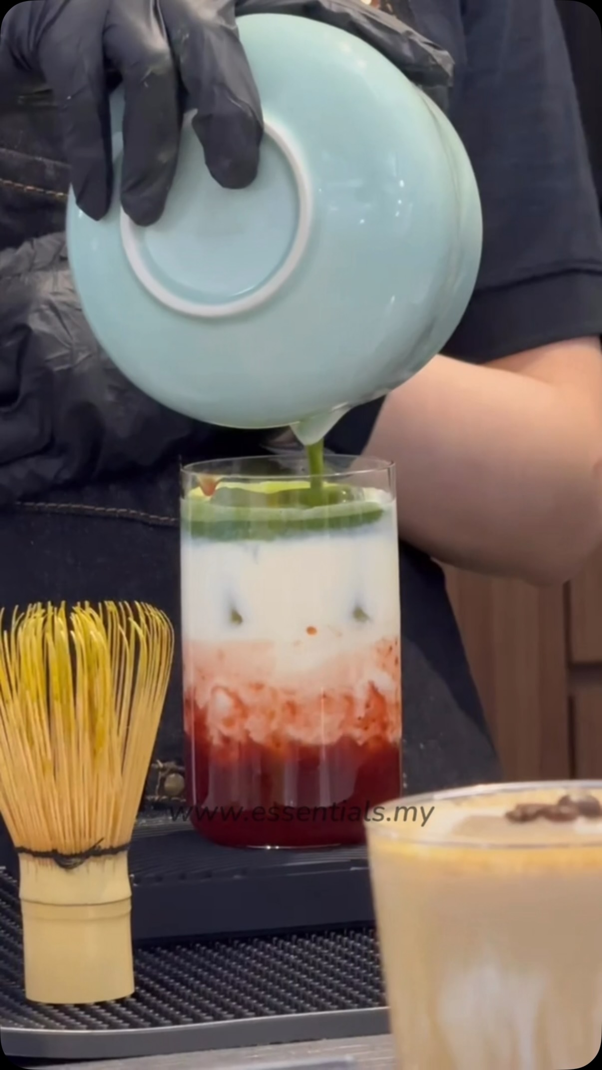 A dreamy layered drink with sweet strawberry, creamy milk & earthy matcha for the perfect cafe-style swirl. 

#essentialsmy #foodservice #matcha